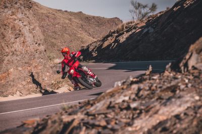 33776_Supermoto _ SM 700 _ 2022 _ Action